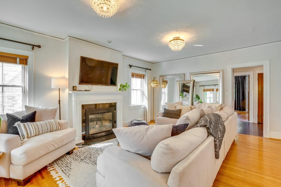 Communal lounge/ TV room, TV and multimedia, Living room, Seating area, Evening entertainment