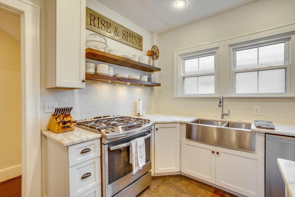 Kitchen or kitchenette, dishwasher, stove