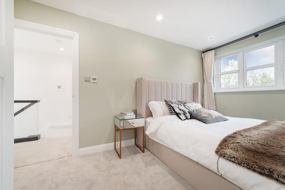 Bed, Photo of the whole room, Bedroom