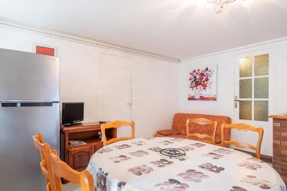 Property building, Living room, Bedroom
