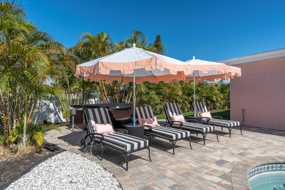 Flamingo Fling - Pool, Hot Tub & Putting Fun! Villa in Holmes Beach