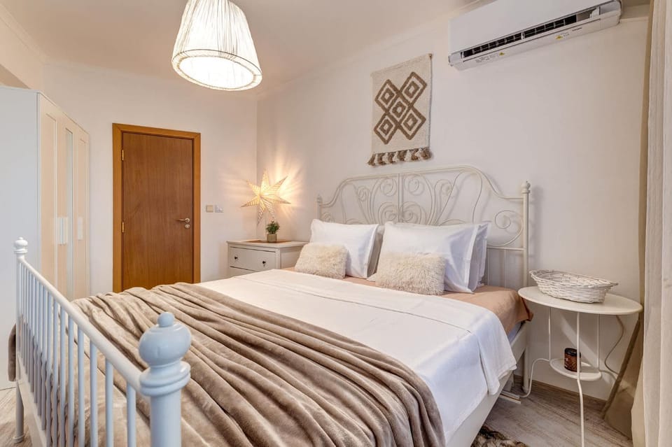 Bed, Bedroom, air conditioner