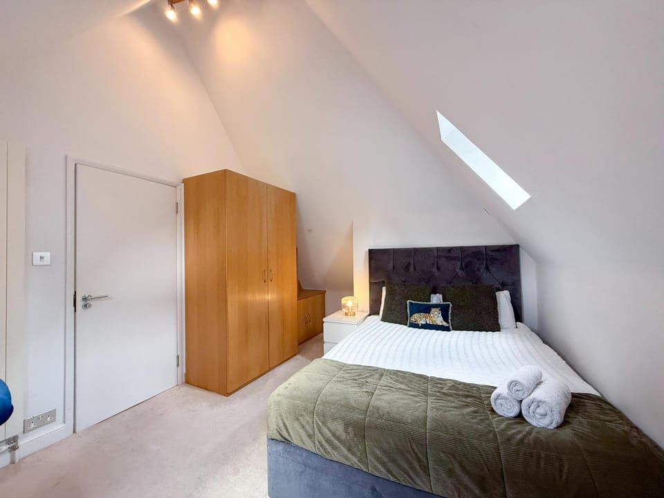 Bed, Photo of the whole room, Seating area, Bedroom, heating, towels, wardrobe