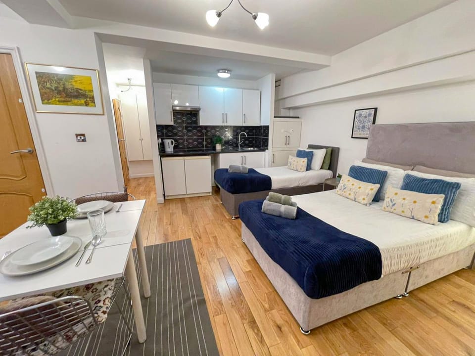Bed, Kitchen or kitchenette, Seating area, Dining area, Bedroom, flat iron, hair dryier, heating, towels