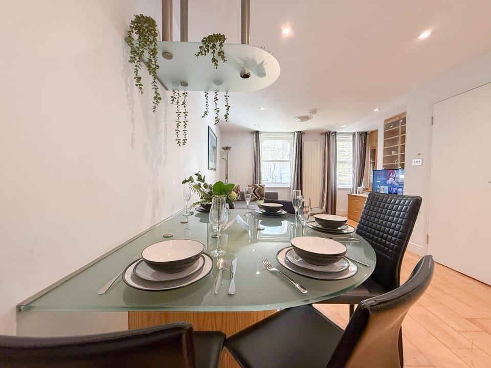 Living room, Seating area, Dining area, heating, internet