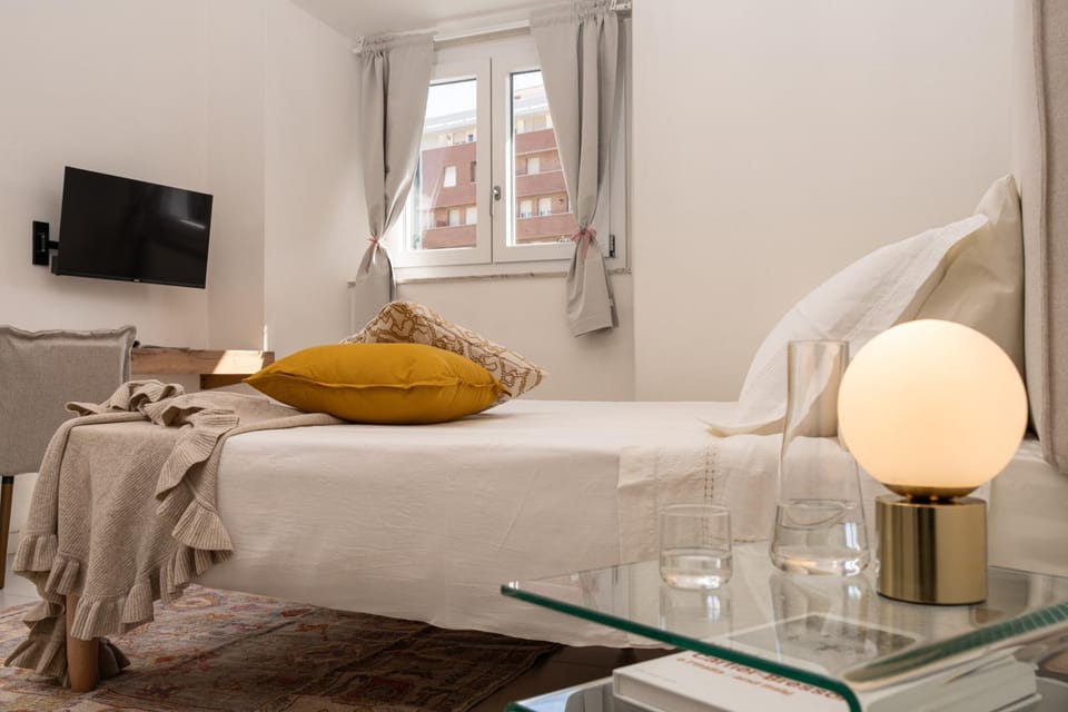 Bed, TV and multimedia, Photo of the whole room, Bedroom