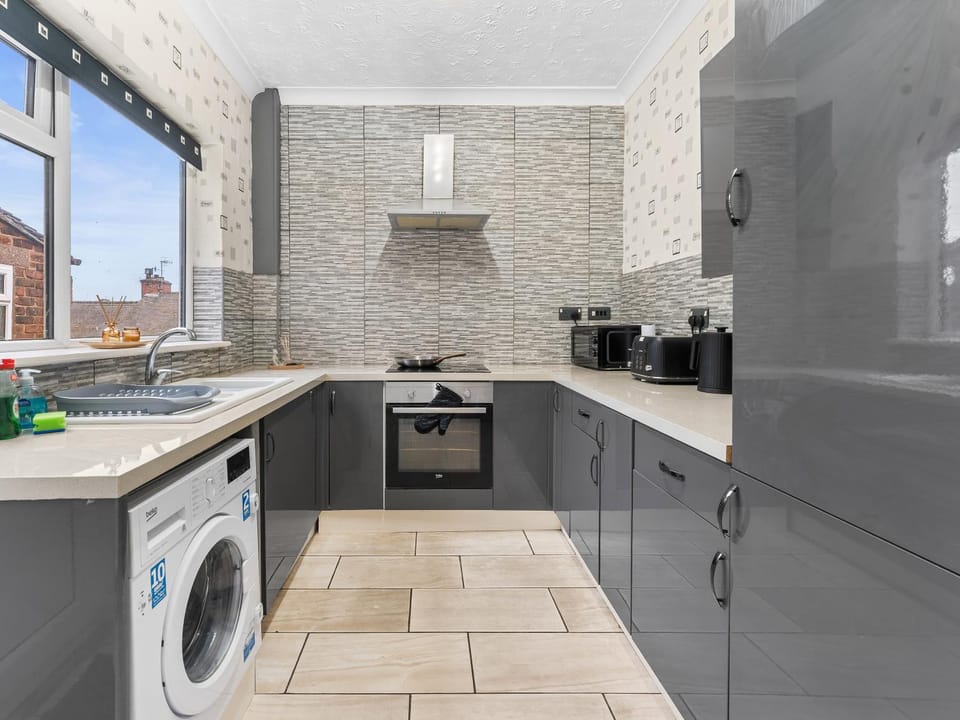 Coffee/tea facilities, microwave, kitchen