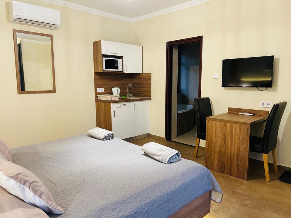Bed, TV and multimedia, Kitchen or kitchenette, Photo of the whole room, Bedroom, towels, air conditioner