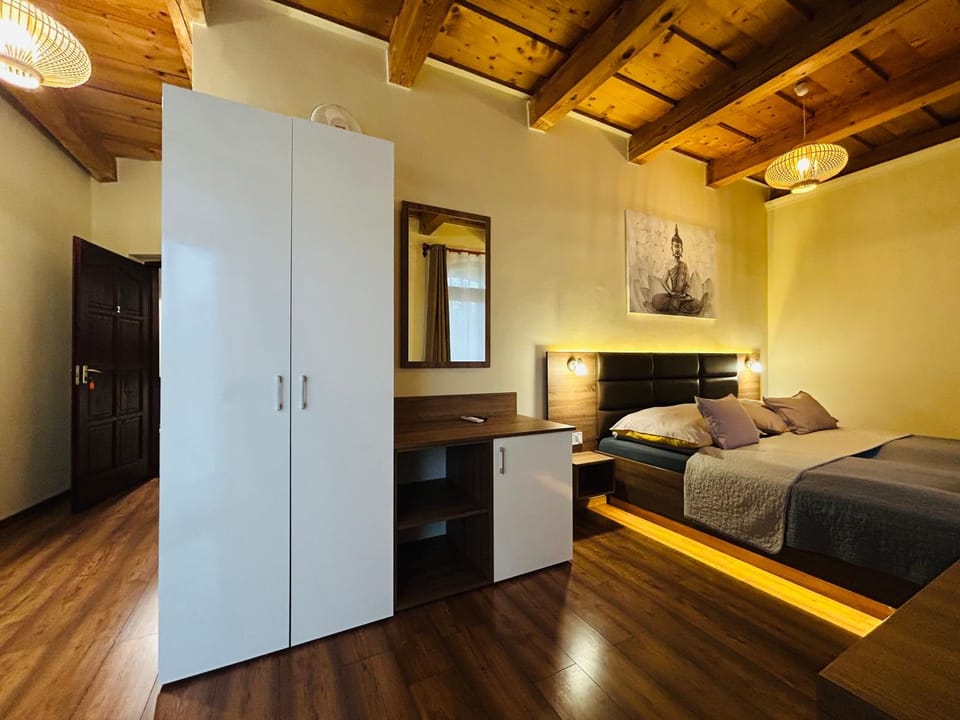Bed, Photo of the whole room, wardrobe