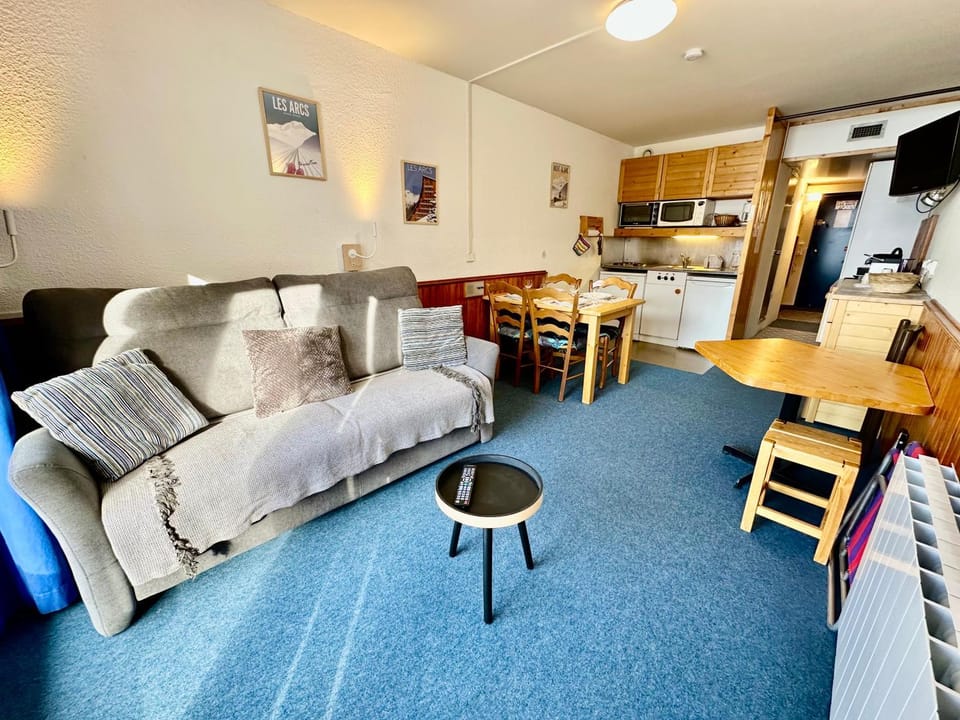 Communal lounge/ TV room, TV and multimedia, Kitchen or kitchenette, Living room, Seating area, Dining area, oven, stove