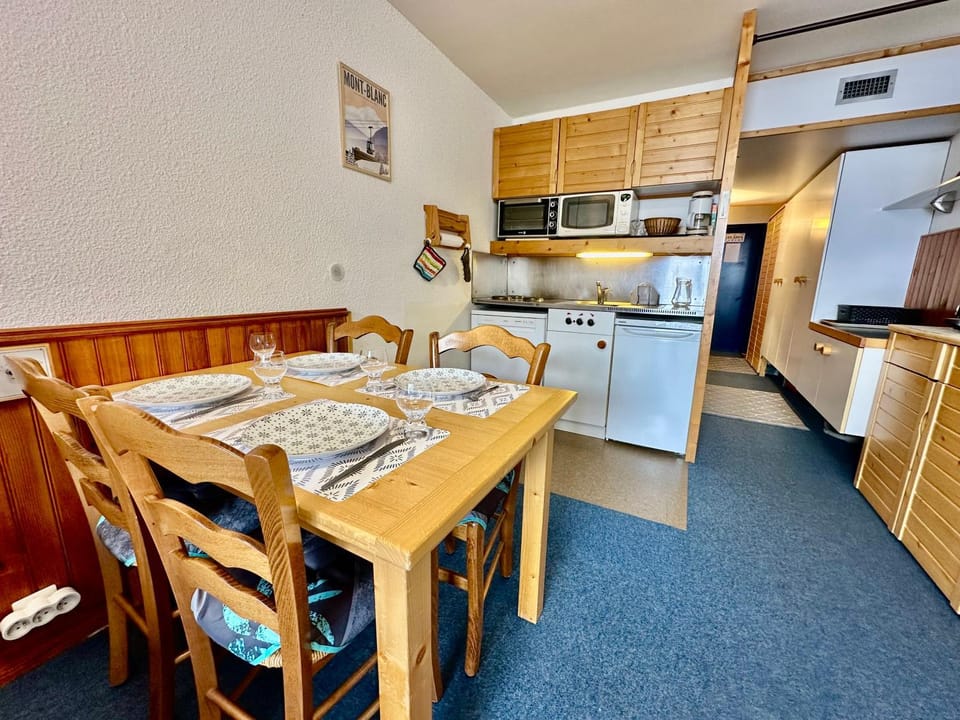 Kitchen or kitchenette, Dining area, dishwasher, oven, stove, toaster