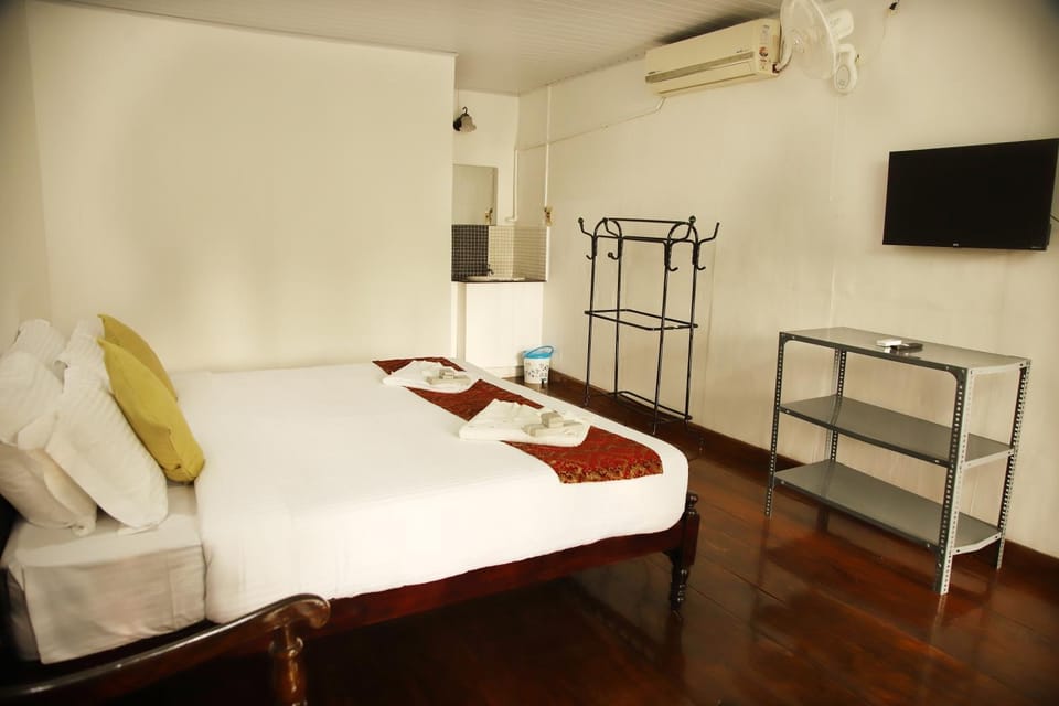 TV and multimedia, Photo of the whole room, Bedroom, towels, air conditioner