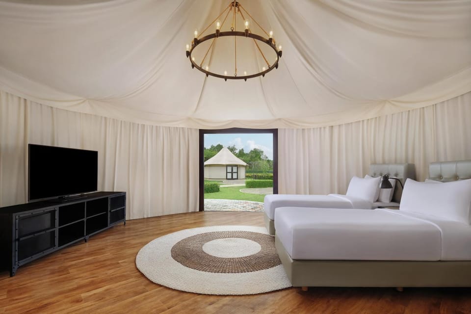 Bed, TV and multimedia, Bedroom