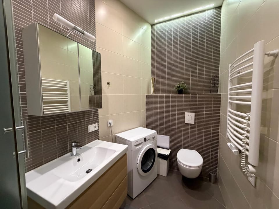 Shower, Toilet, Bathroom, towels, washing machine