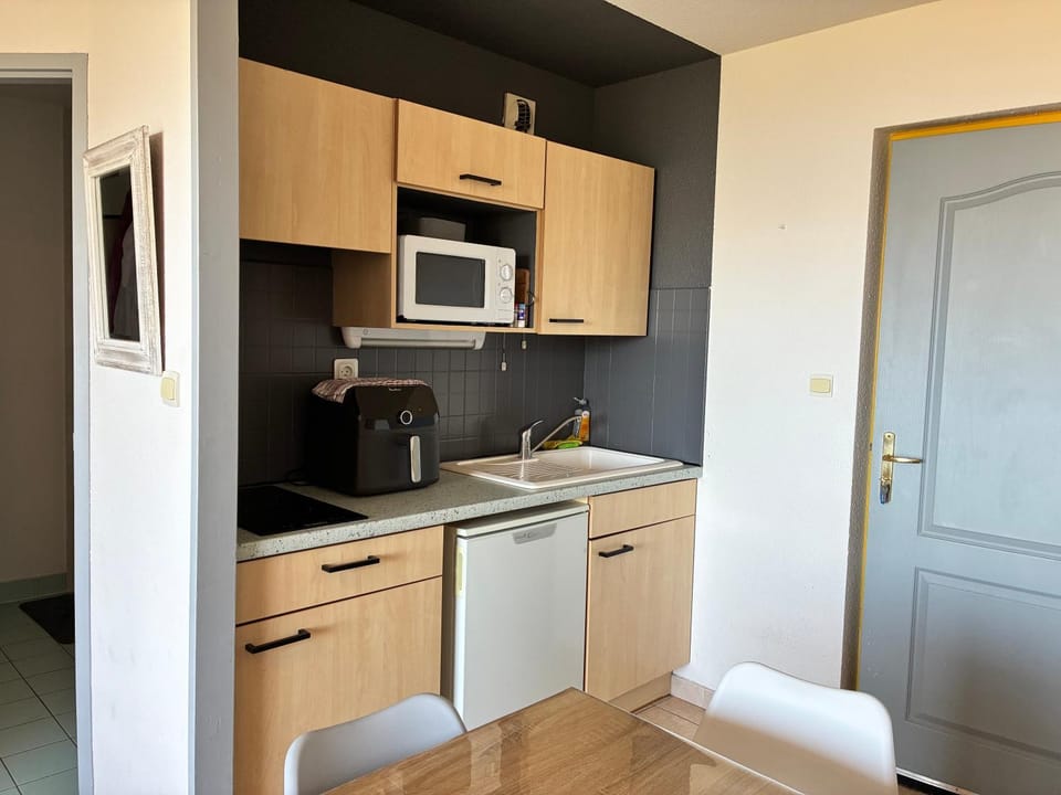 Kitchen or kitchenette, microwave, oven