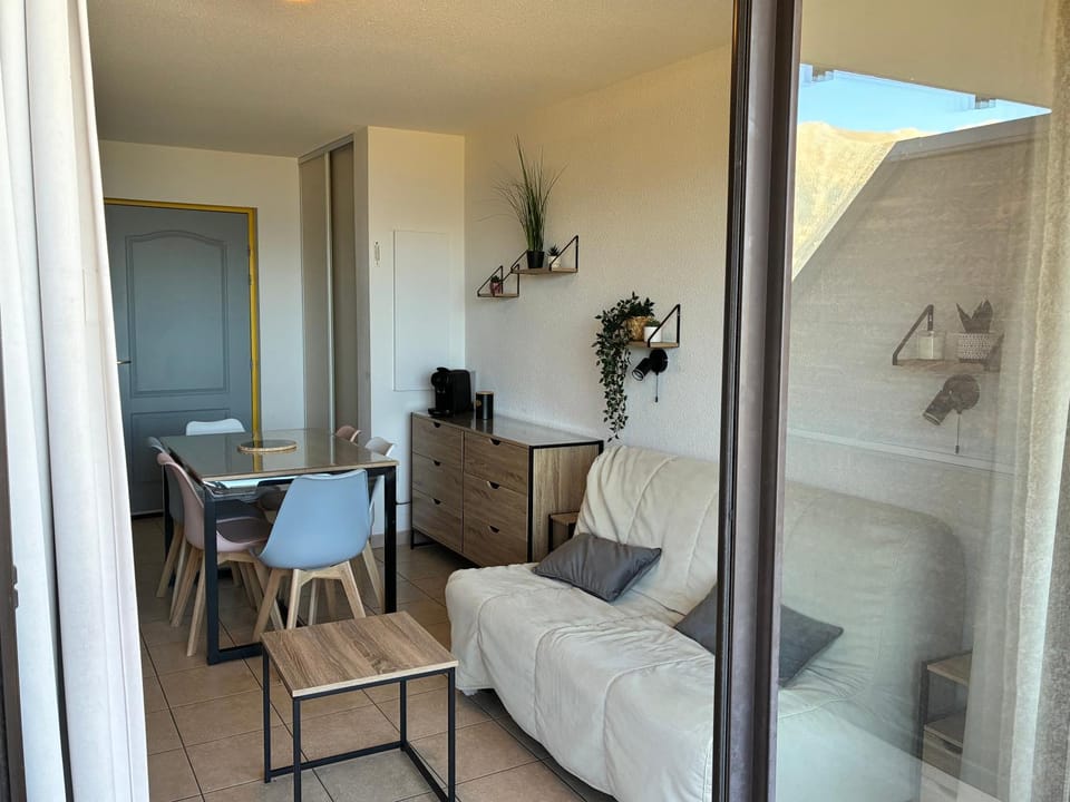 Living room, Dining area