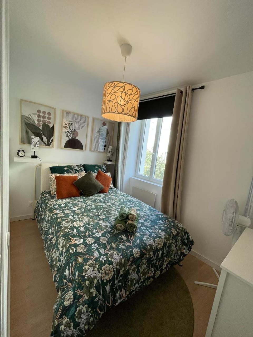 Photo of the whole room, Bedroom
