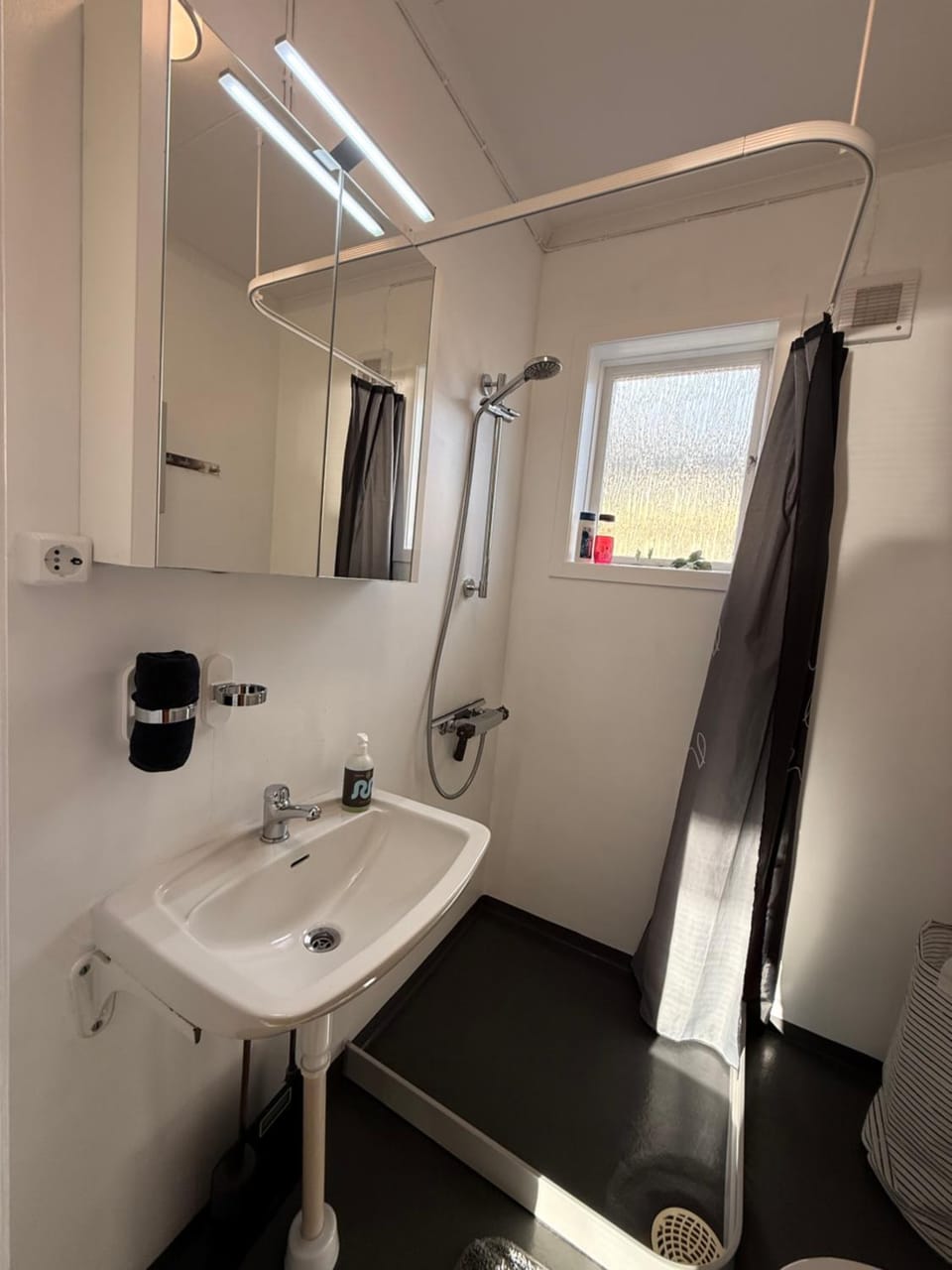 Shower, Toilet, Bathroom, towels