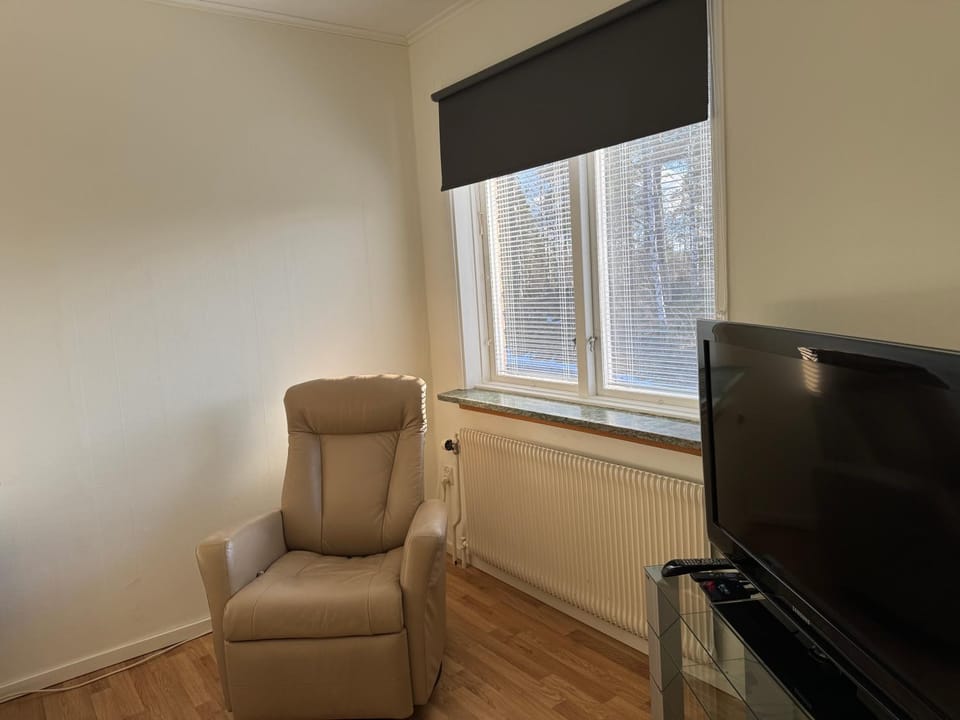 TV and multimedia, Seating area, Bedroom