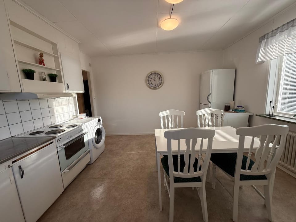 Kitchen or kitchenette, Dining area, dishwasher, oven, pet friendly, stove, toaster, washing machine, dryer