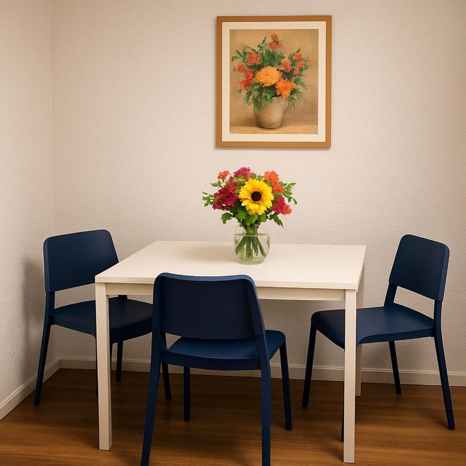 Kitchen or kitchenette, Seating area, Dining area