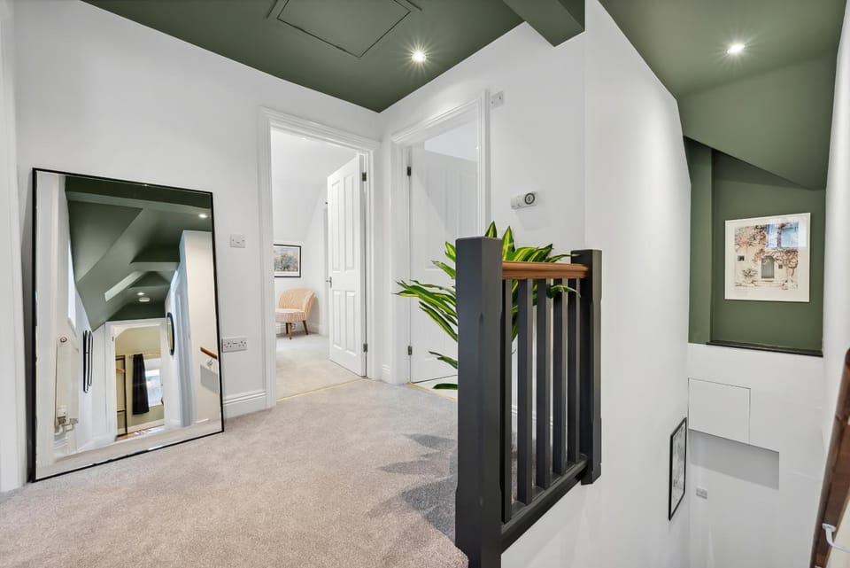 Stylish and Comfortably Large 5-bedroom house Apartment in Cirencester