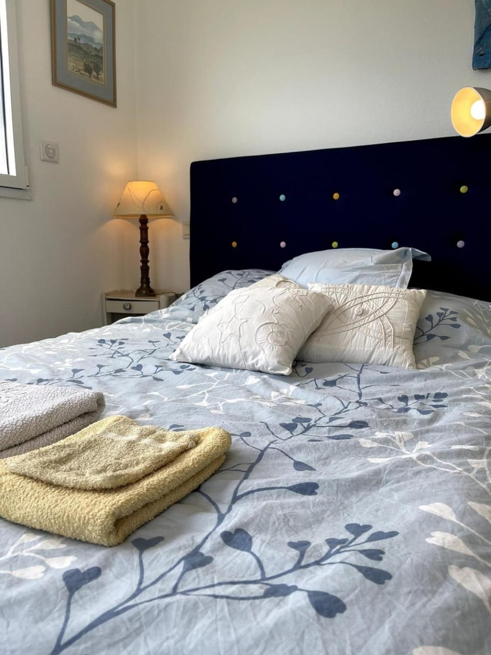 Bed, Photo of the whole room, Bedroom, towels
