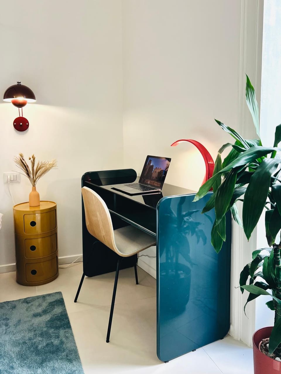 Seating area, Bedroom, hair dresser