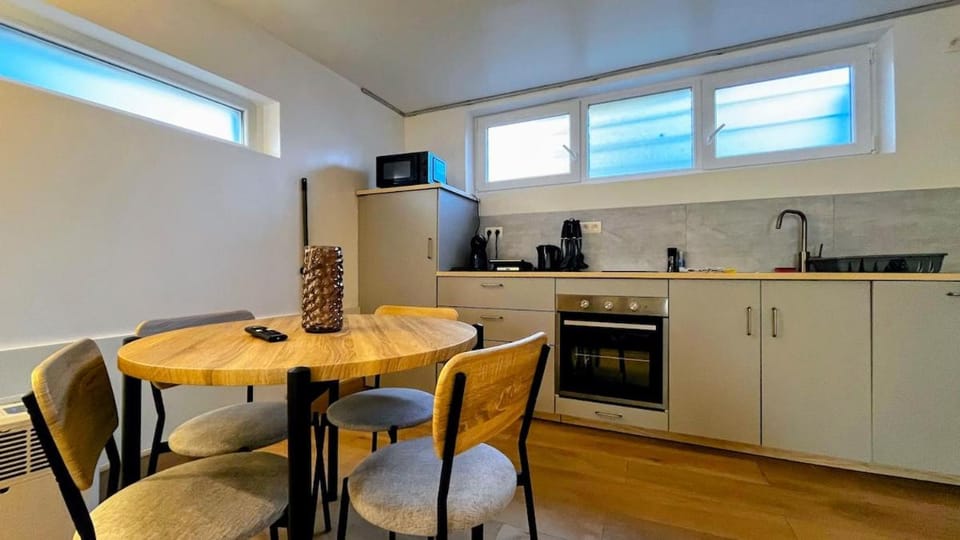 Kitchen or kitchenette, Dining area, oven, stove