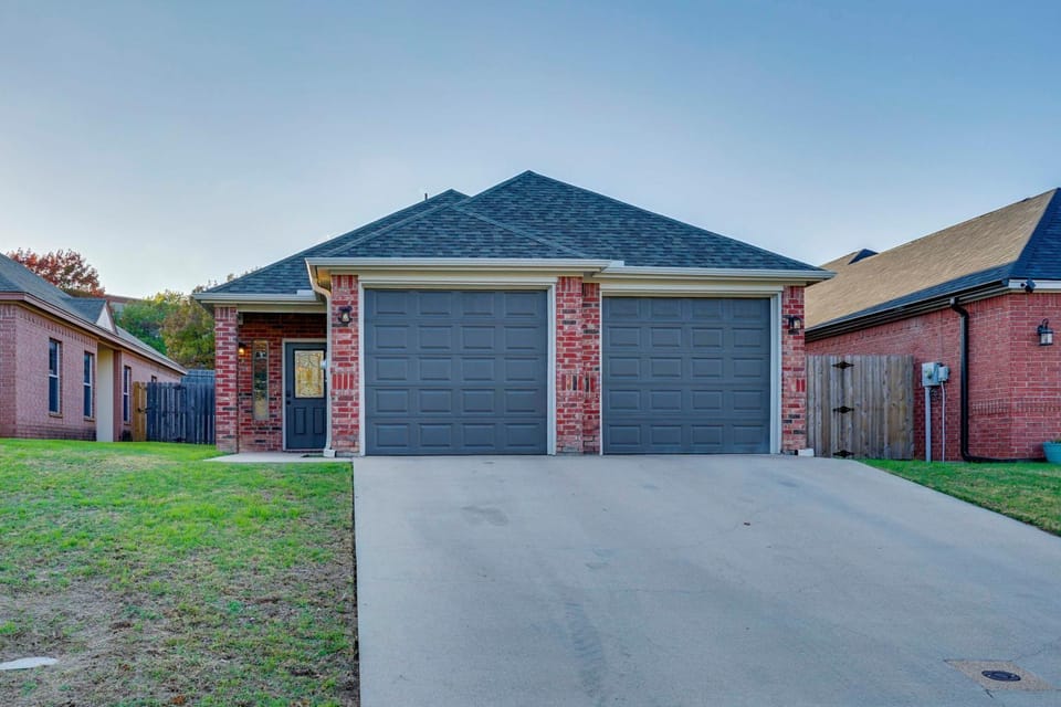 1 Mi to Historic Dtwn Weatherford: Home w/ Yard House in Weatherford