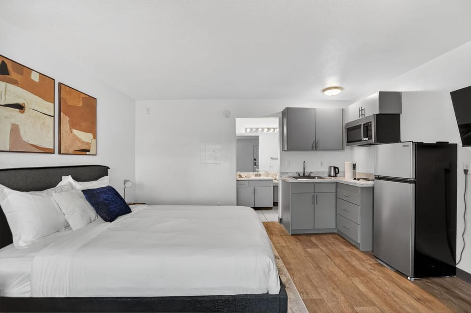 Modern renovated studio offering comfort and style Apartment in Paradise