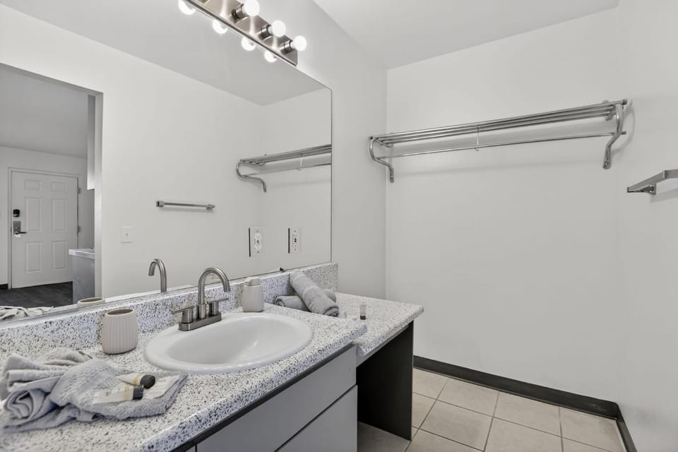 Modern renovated studio offering comfort and style Apartment in Paradise