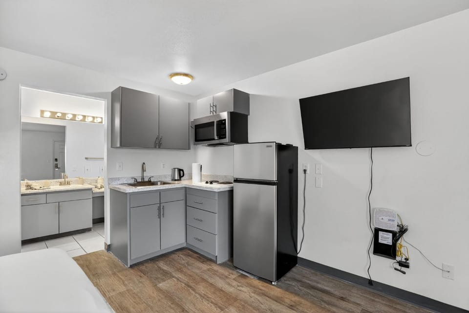 Modern renovated studio offering comfort and style Apartment in Paradise