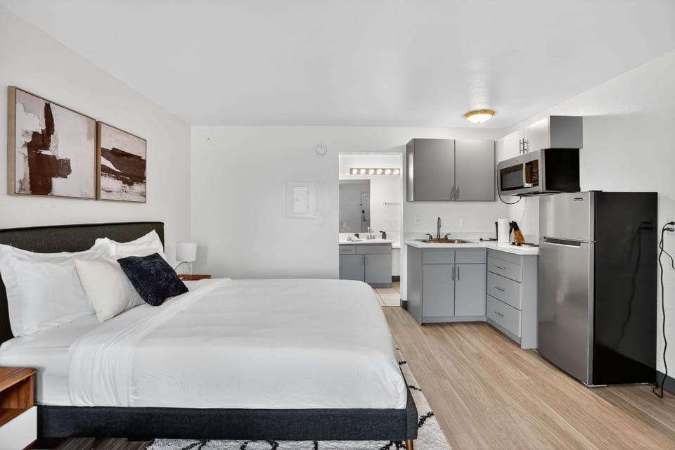 Contemporary studio with sleek updated interiors Apartment in Paradise