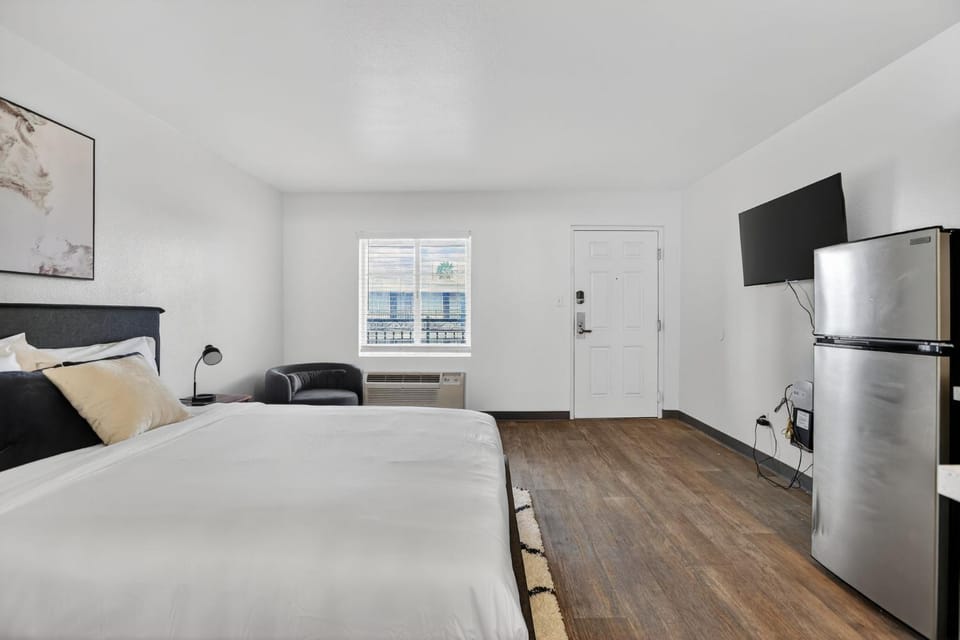 Bright modern studio featuring full kitchenette Apartment in Paradise