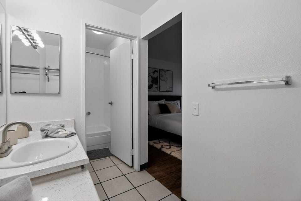 Bright modern studio featuring full kitchenette Apartment in Paradise