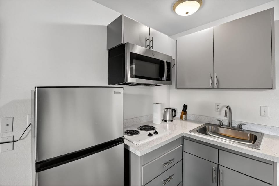 Bright modern studio featuring full kitchenette Apartment in Paradise
