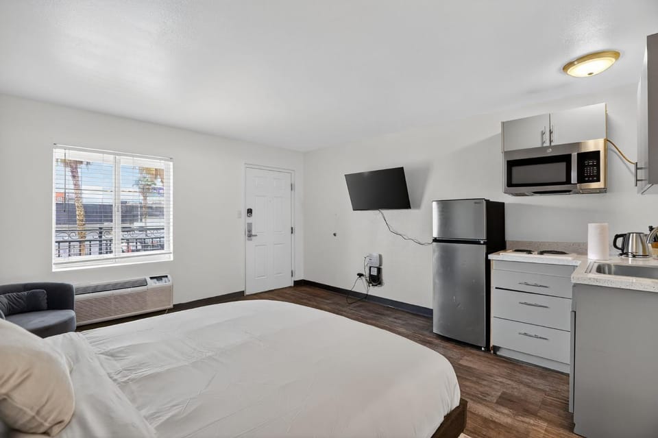Stylish renovated studio with new modern design Apartment in Paradise