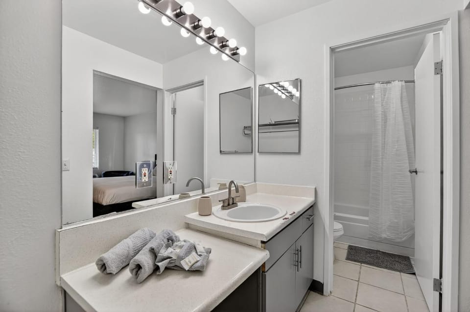 Cozy updated studio with comfortable modern layout Apartment in Paradise