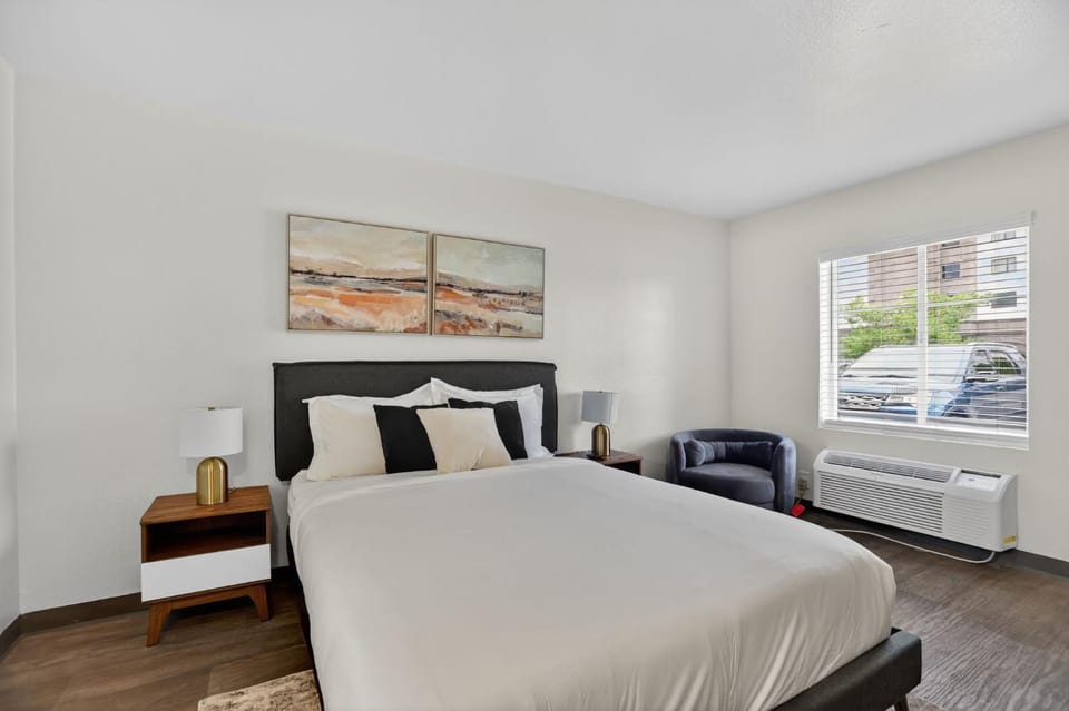 Cozy updated studio with comfortable modern layout Apartment in Paradise