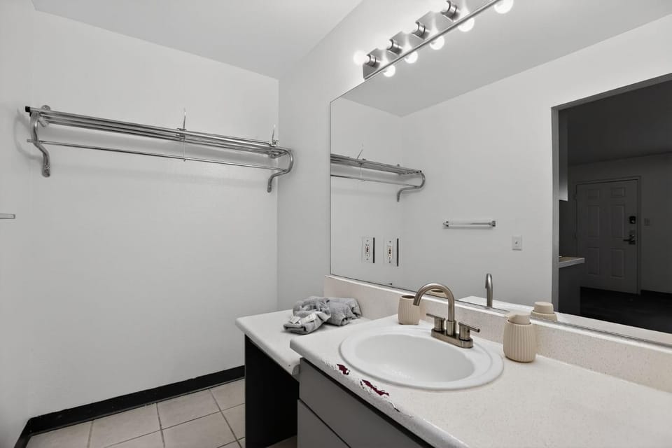 Cozy updated studio with comfortable modern layout Apartment in Paradise