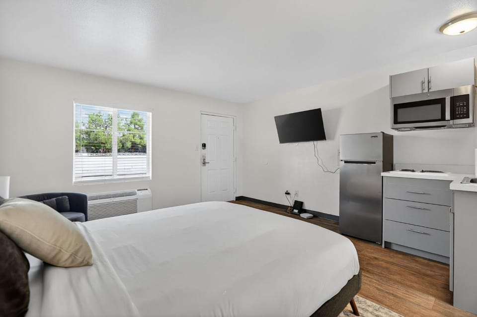Chic furnished studio with inviting modern decor Apartment in Paradise