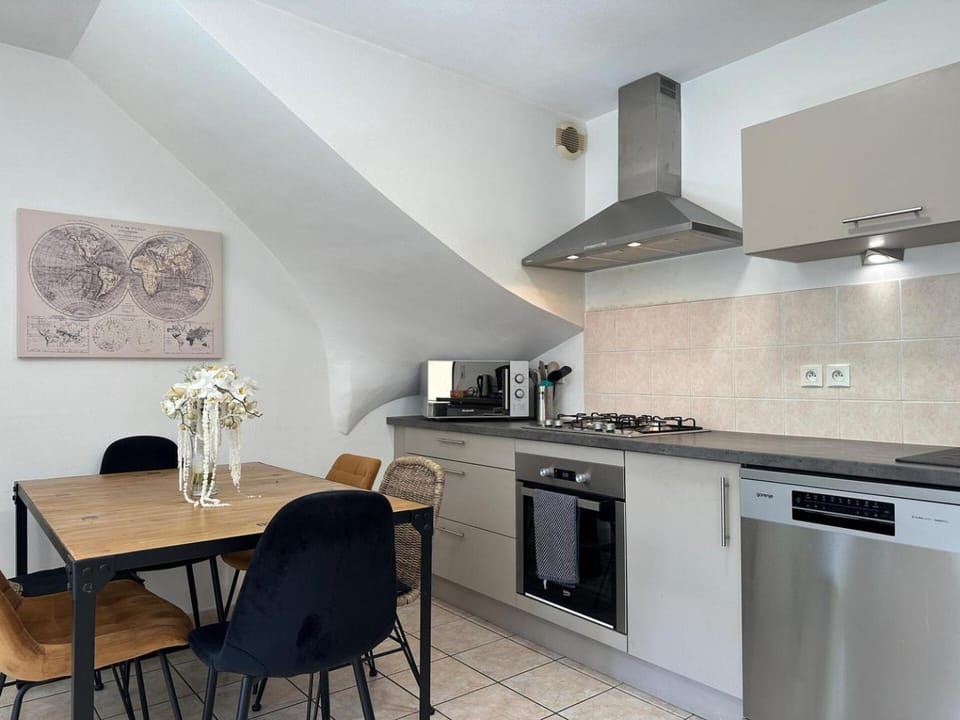 Kitchen or kitchenette, Seating area, Dining area, dishwasher, oven, stove, toaster