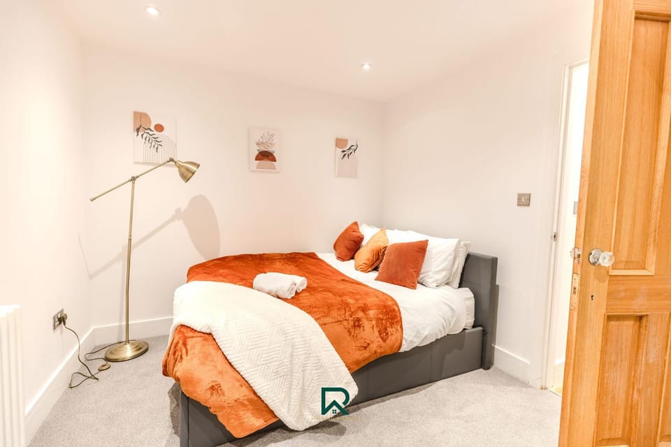 Bed, Bedroom, heating, internet, towels