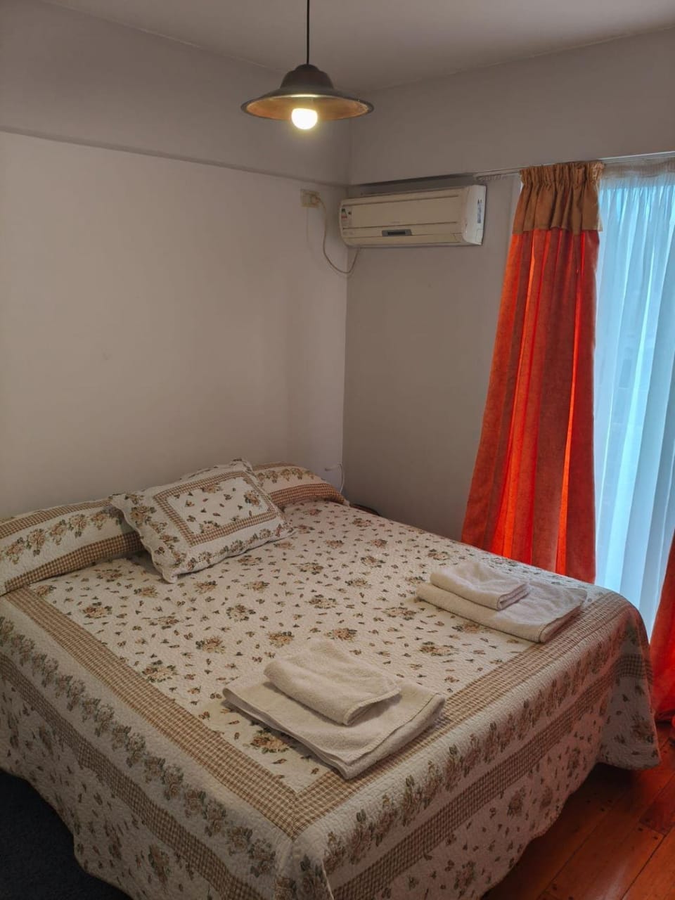 Bed, Photo of the whole room, towels, air conditioner