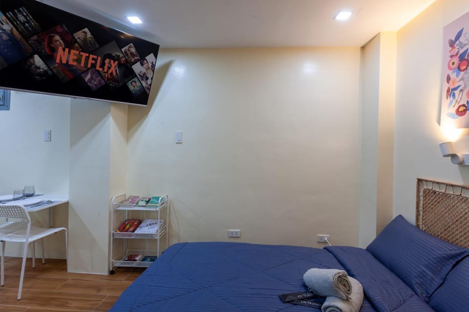 Bed, TV and multimedia, Seating area, Bedroom