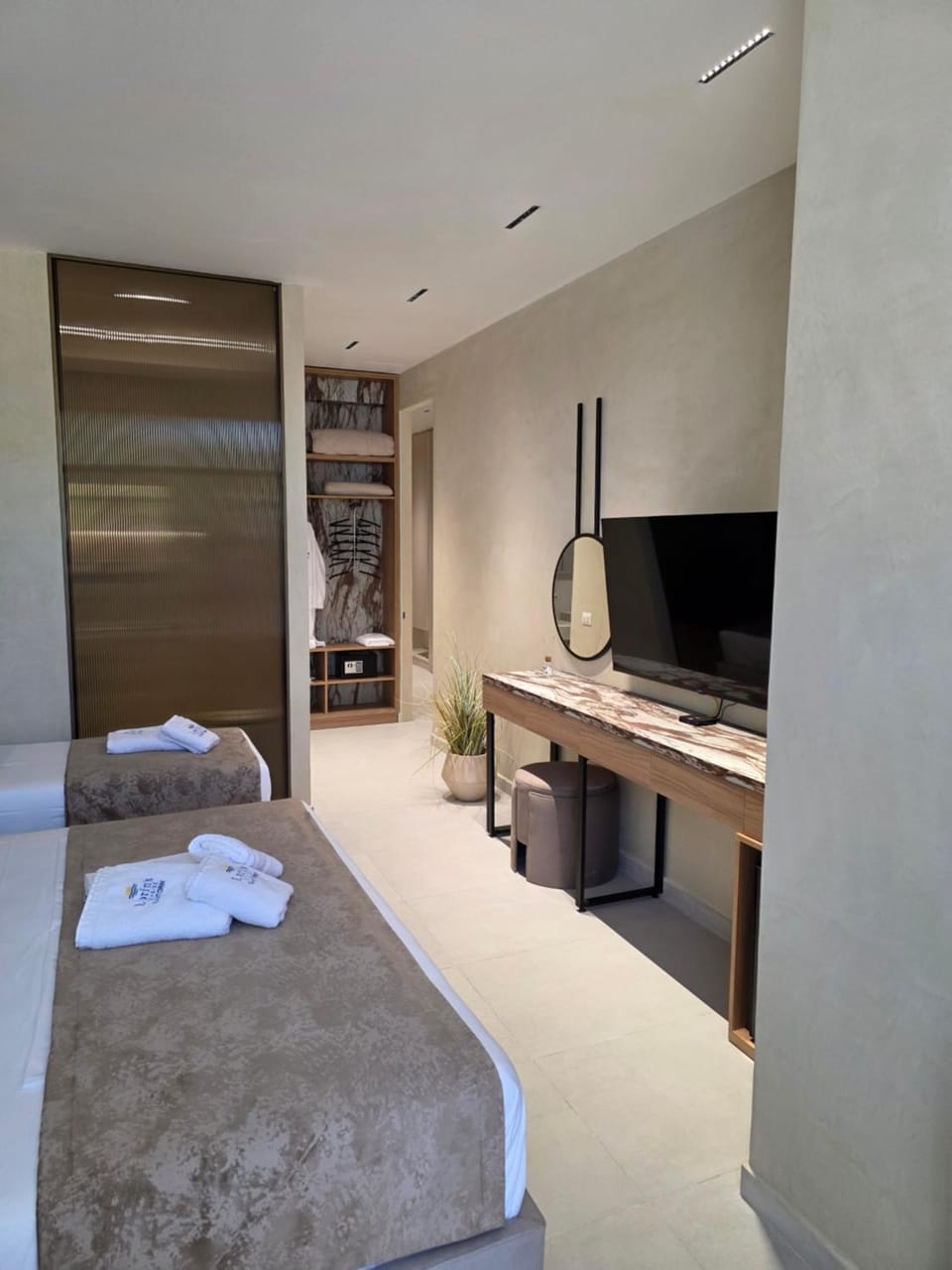 Bed, TV and multimedia, Bedroom