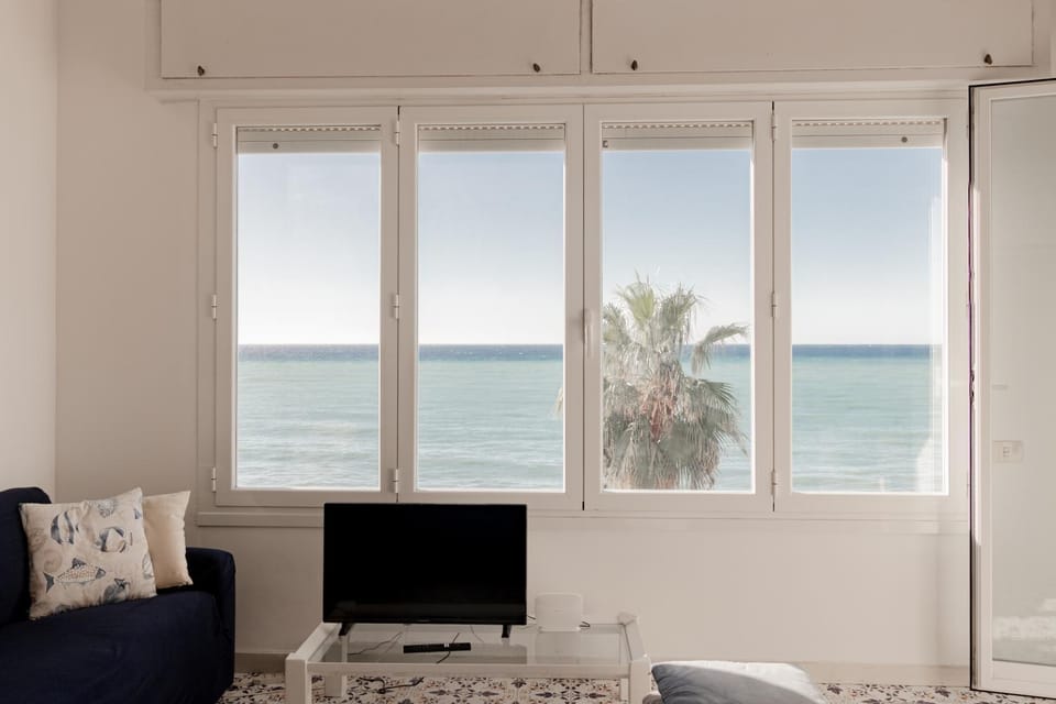 Communal lounge/ TV room, Natural landscape, TV and multimedia, View (from property/room), Living room, Seating area, Beach, Sea view