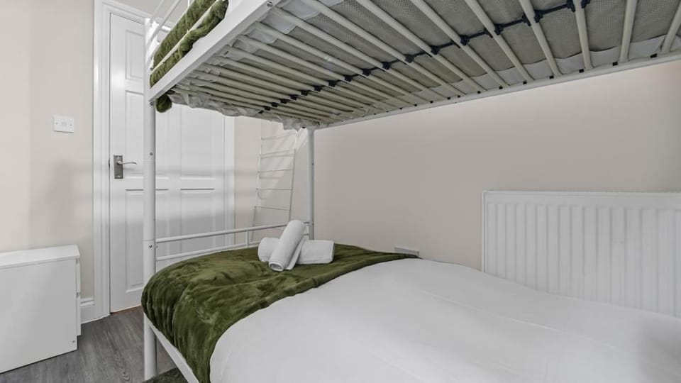 Elegant Two Bed Near Caledonian Road & King Cross Apartment in London Borough of Islington