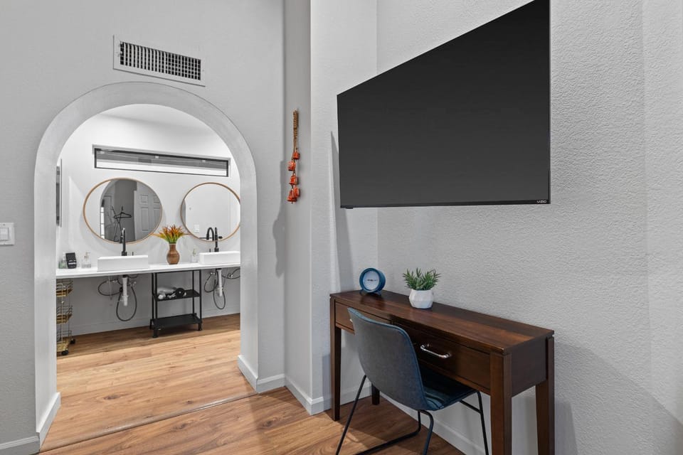 Communal lounge/ TV room, TV and multimedia, Seating area, air conditioner